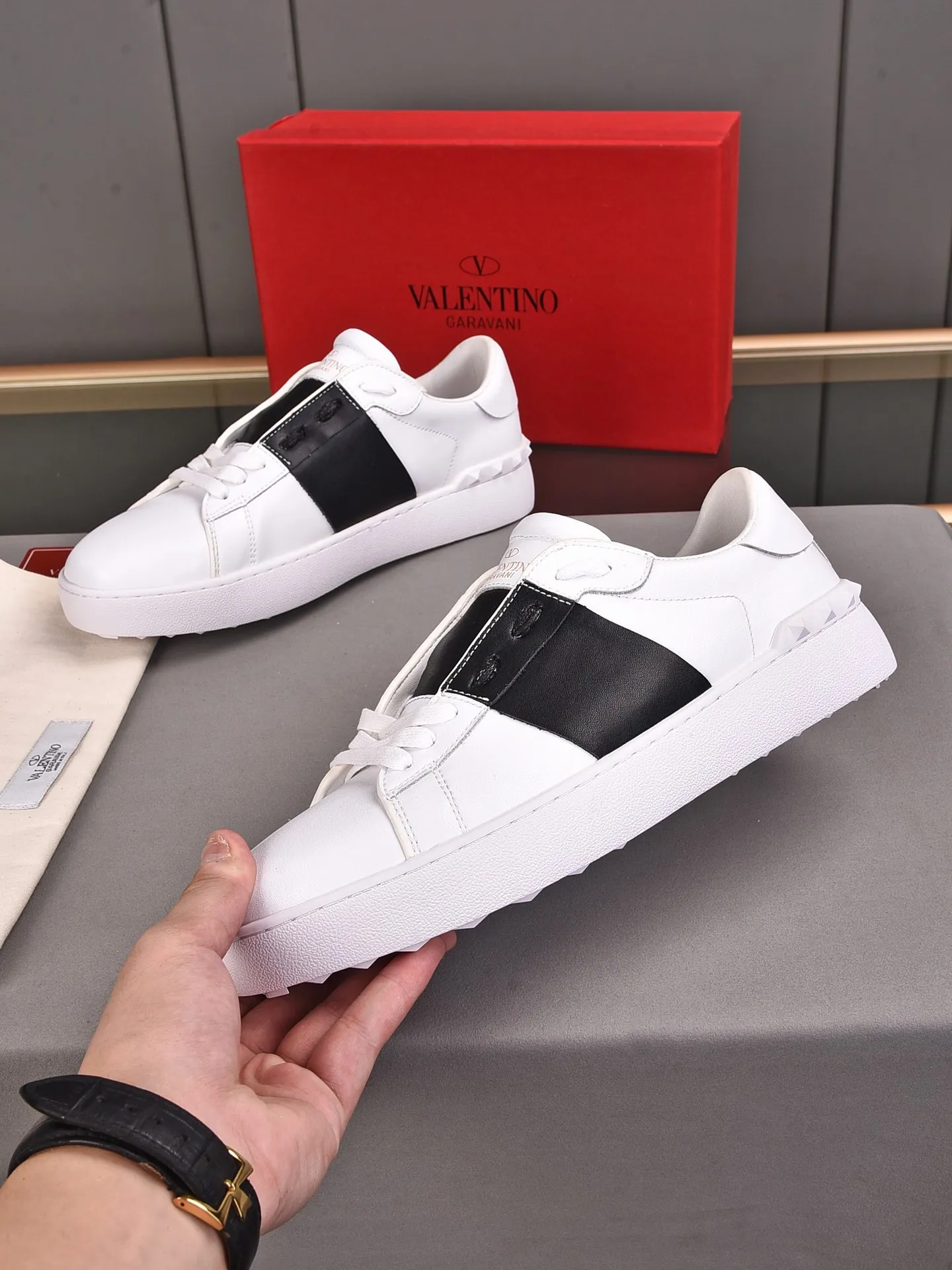Men's shoes 440💰 (men and women couples) Valentino classic color matching series casual shoes. Made with heavy craftsmanship, good products pay attention to every detail. A must-have trendy item that can be worn all year round, it has been worn by many celebrities and Internet celebrities~~Imported cowhide surface, unique design concept, sheepskin lining, counter quality. Women’s clothing 35-40. Men’s clothing 39-44, 45-46 (returns and exchanges are not supported for custom-made items)